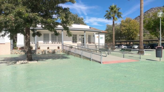 Entrada del Centro de Día Ocupacional con rampa de acceso y zona pavimentada