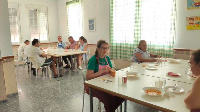 Comedor del centro con mesas y personas comiendo