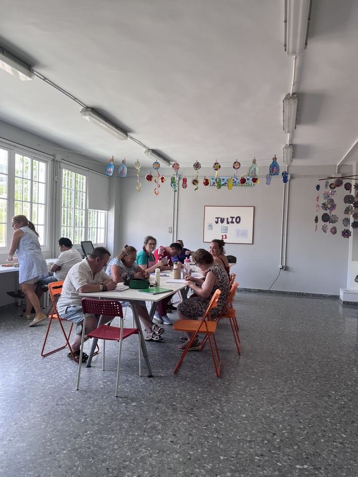 Sala de taller con un grupo de personas sentadas en mesas