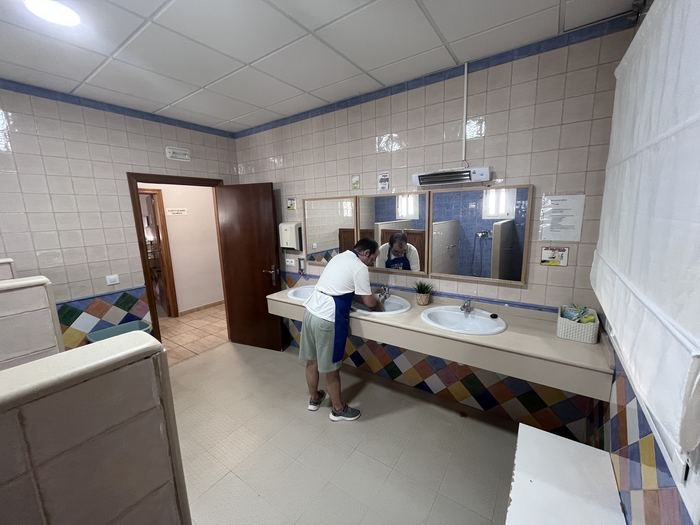 Baño de la residencia con lavabos corridos y espejo