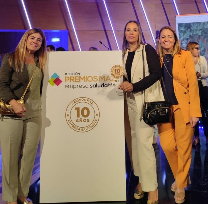 Personas de El Curtido recogiendo un premio